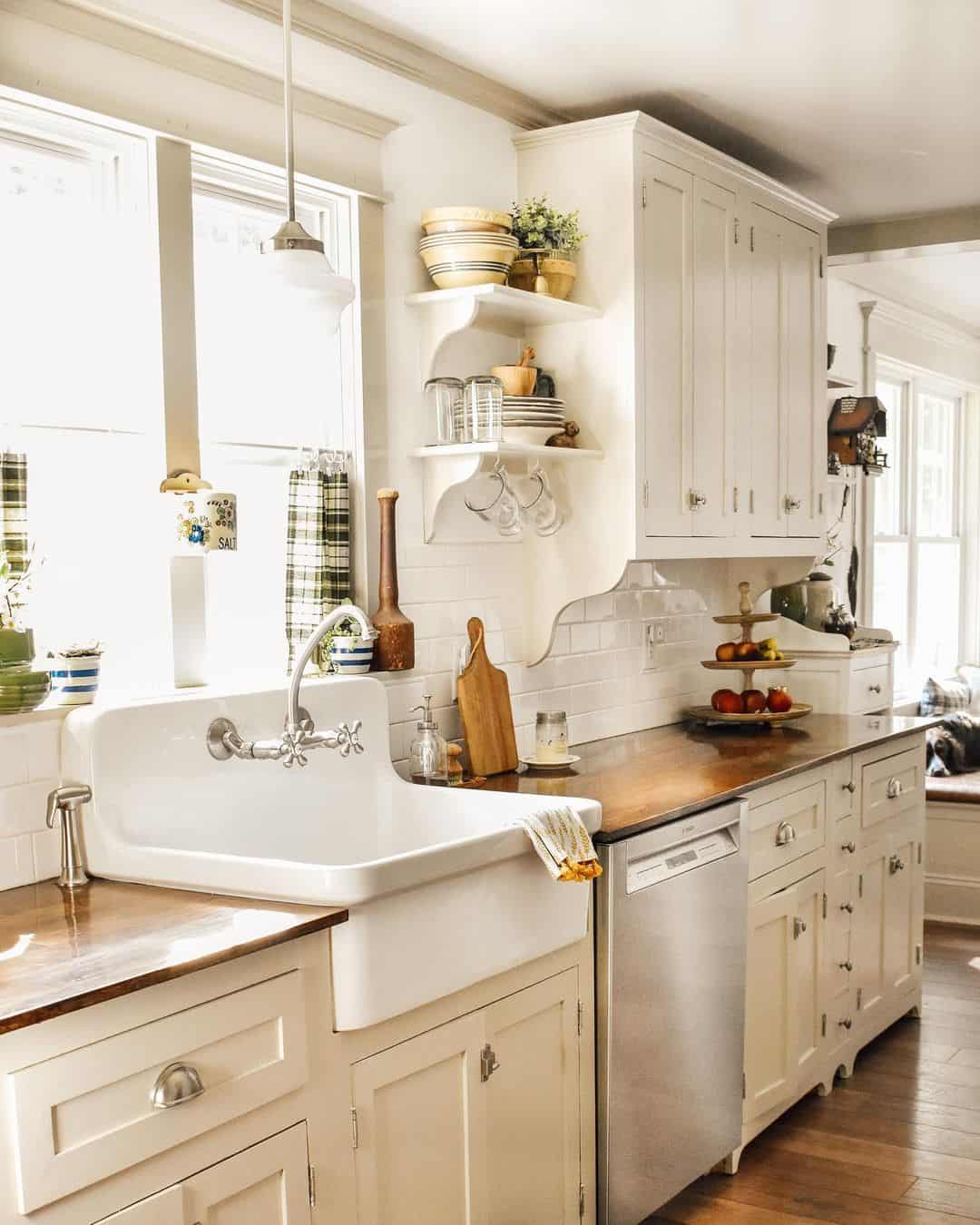 Curved Open Shelving Holds Everyday Glassware and Bowls