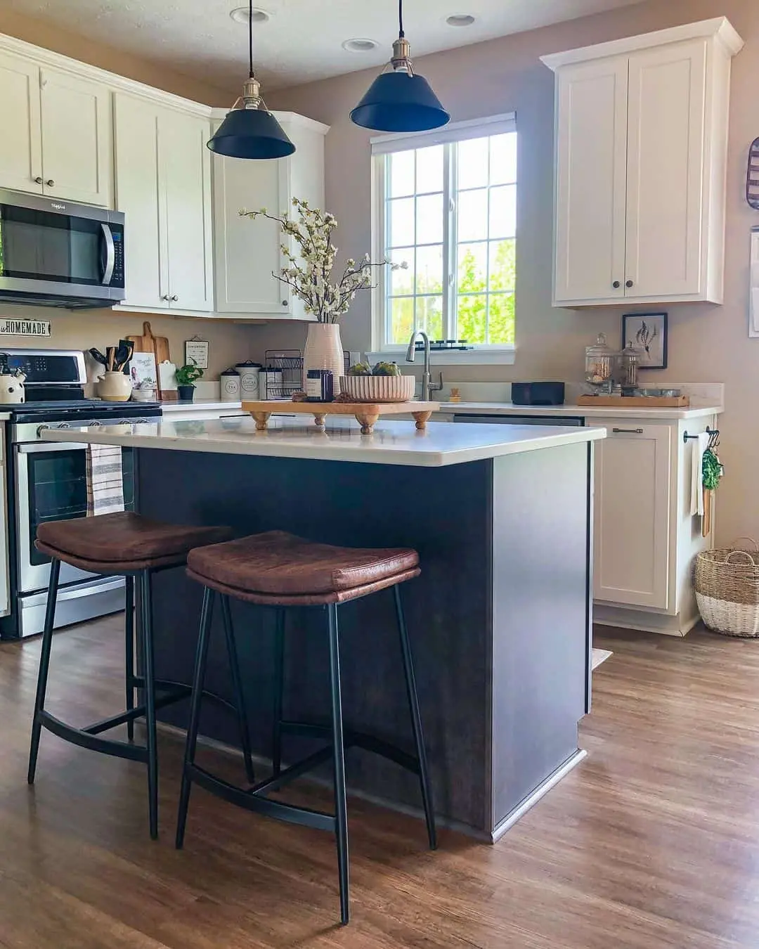 Dark Island Grounds Beige Kitchen With Leather Stools