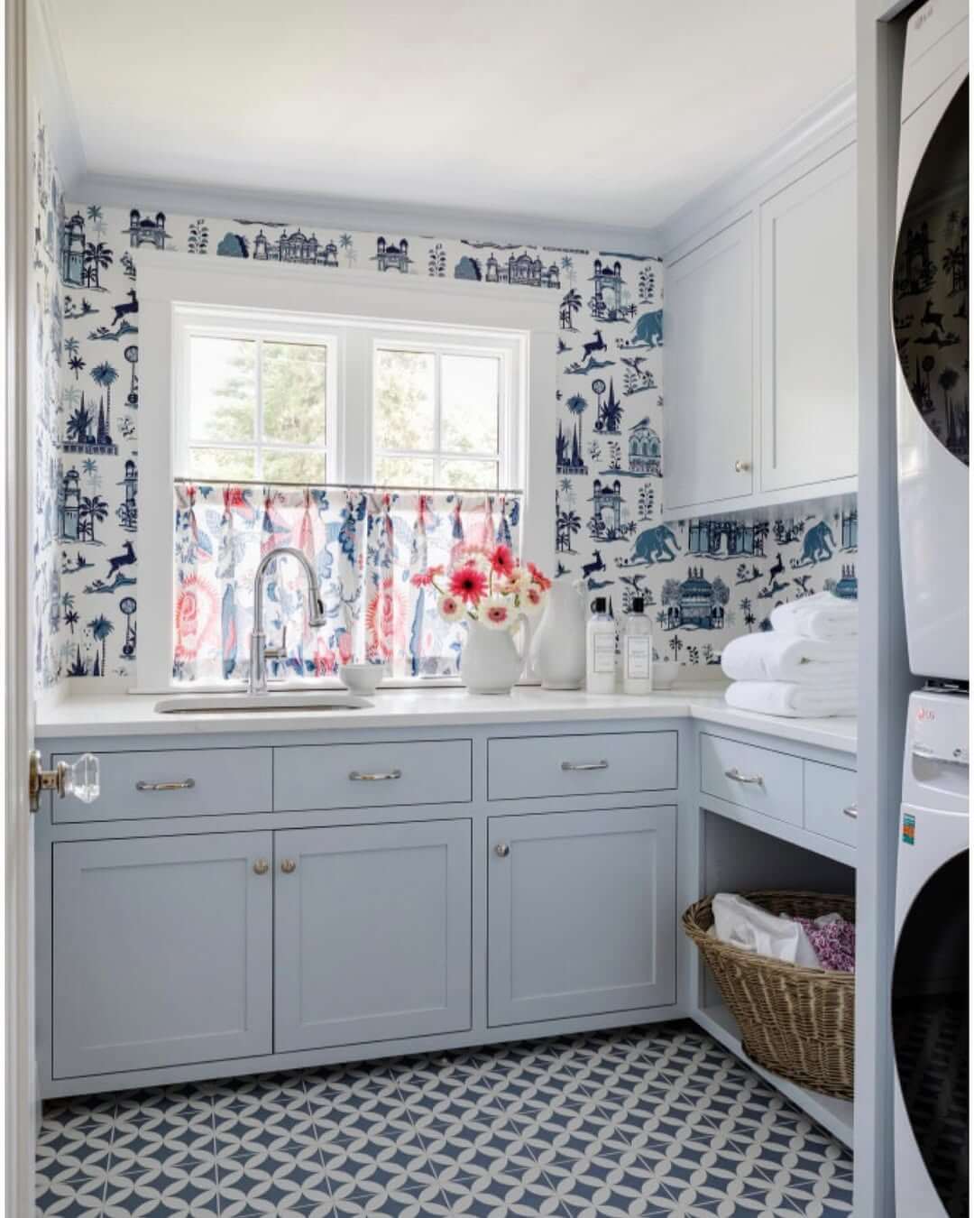 Chinoiserie Wallpaper Adds Patterned Charm to Walls