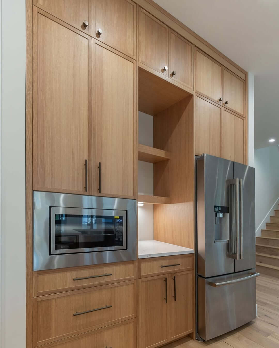 Integrated Microwave and Open Shelving Create a Functional Nook