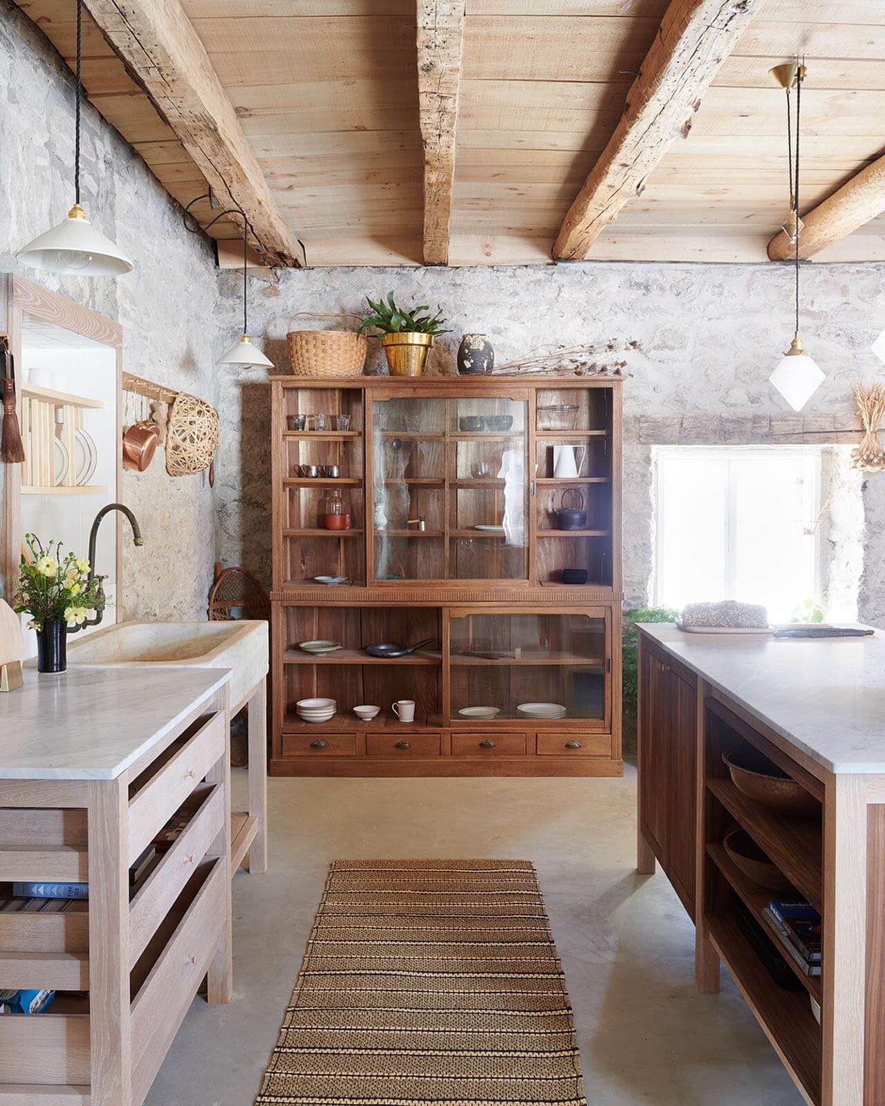 Showcase Dishes in a Multi-Compartment Cabinet