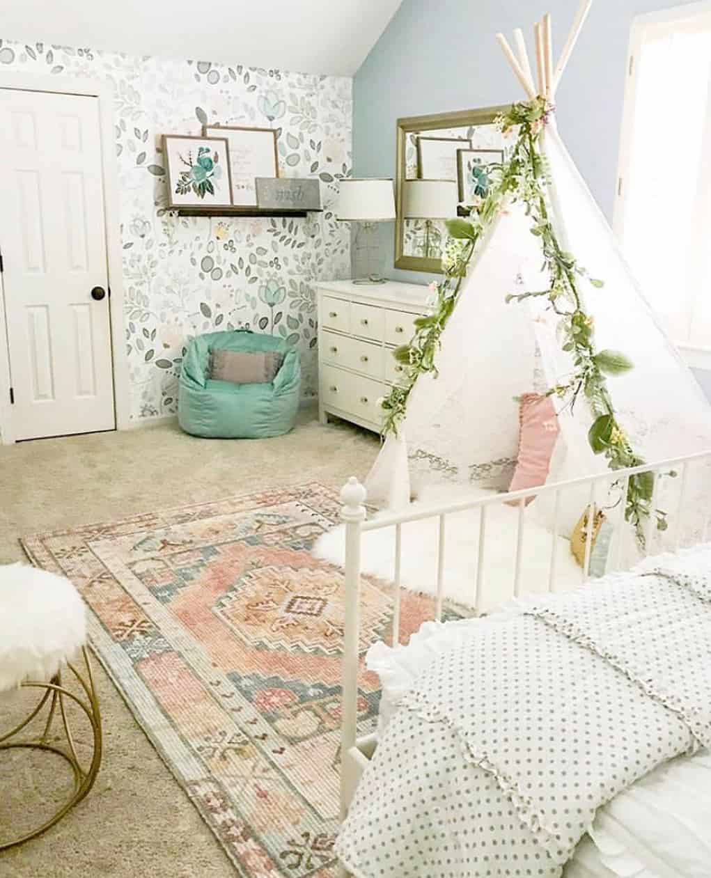 Choose Delicate Floral Wallpaper for a Whimsical Backdrop