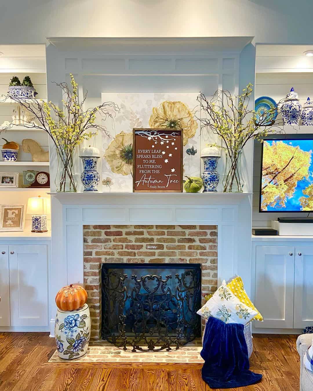 Cozy Fall Sentiment with an Autumn Quote Sign