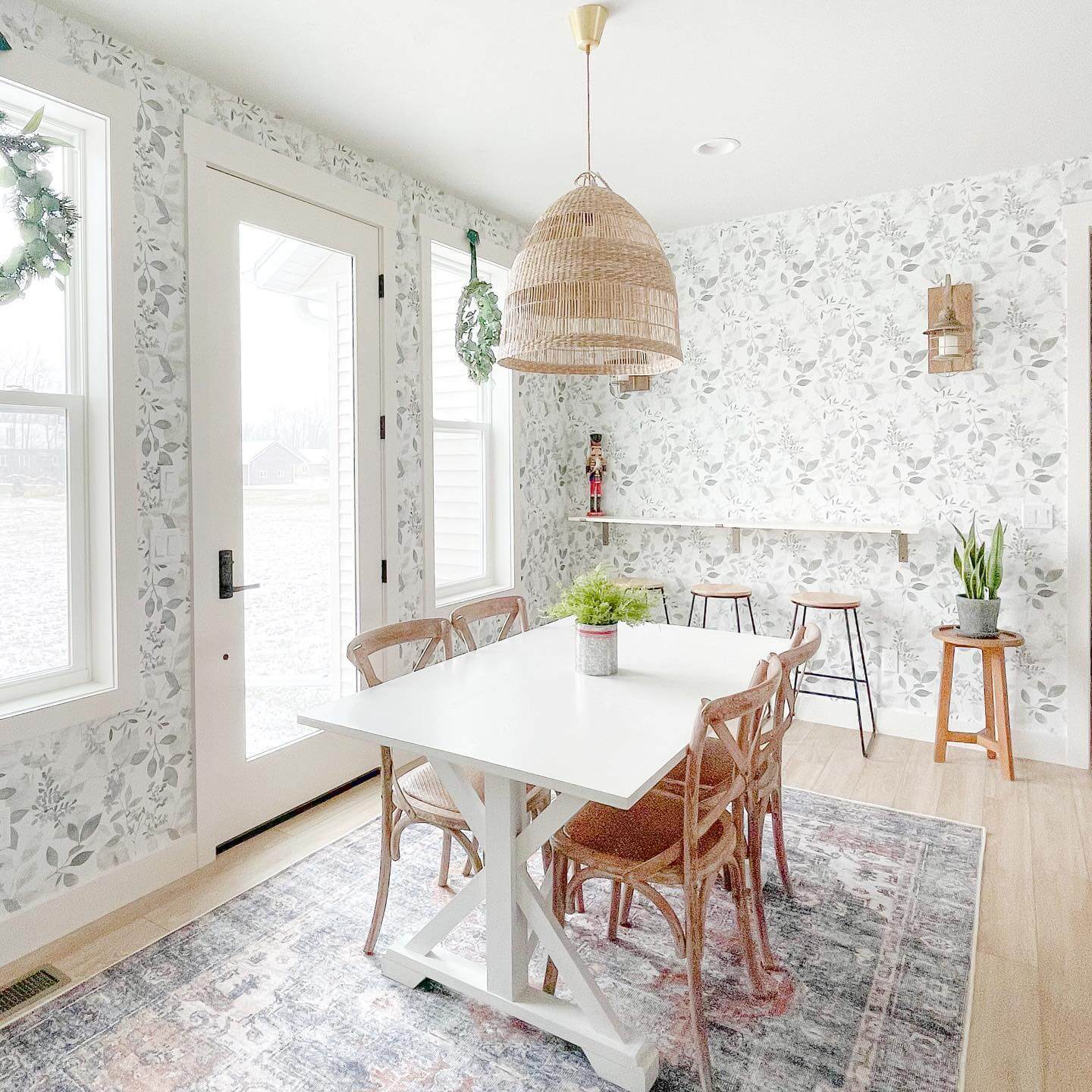 Leafy Wallpaper Brings the Outdoors In