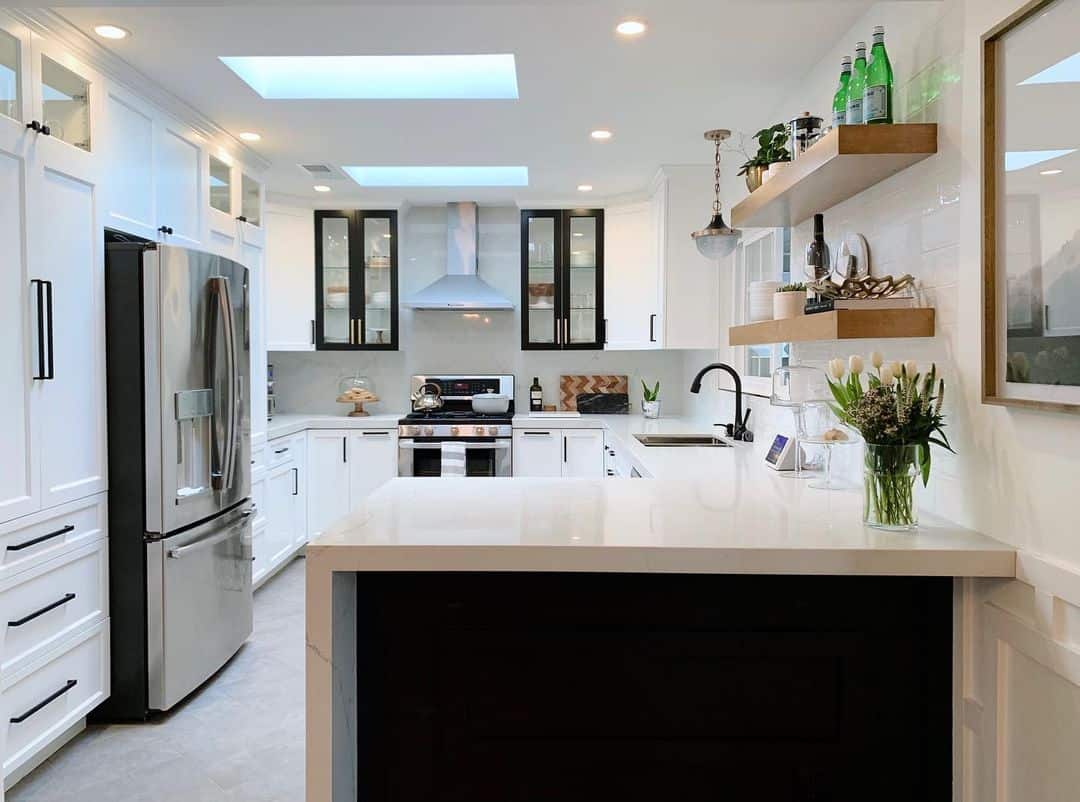 Glass-Fronted Cabinets With Gold Pulls Frame the Range