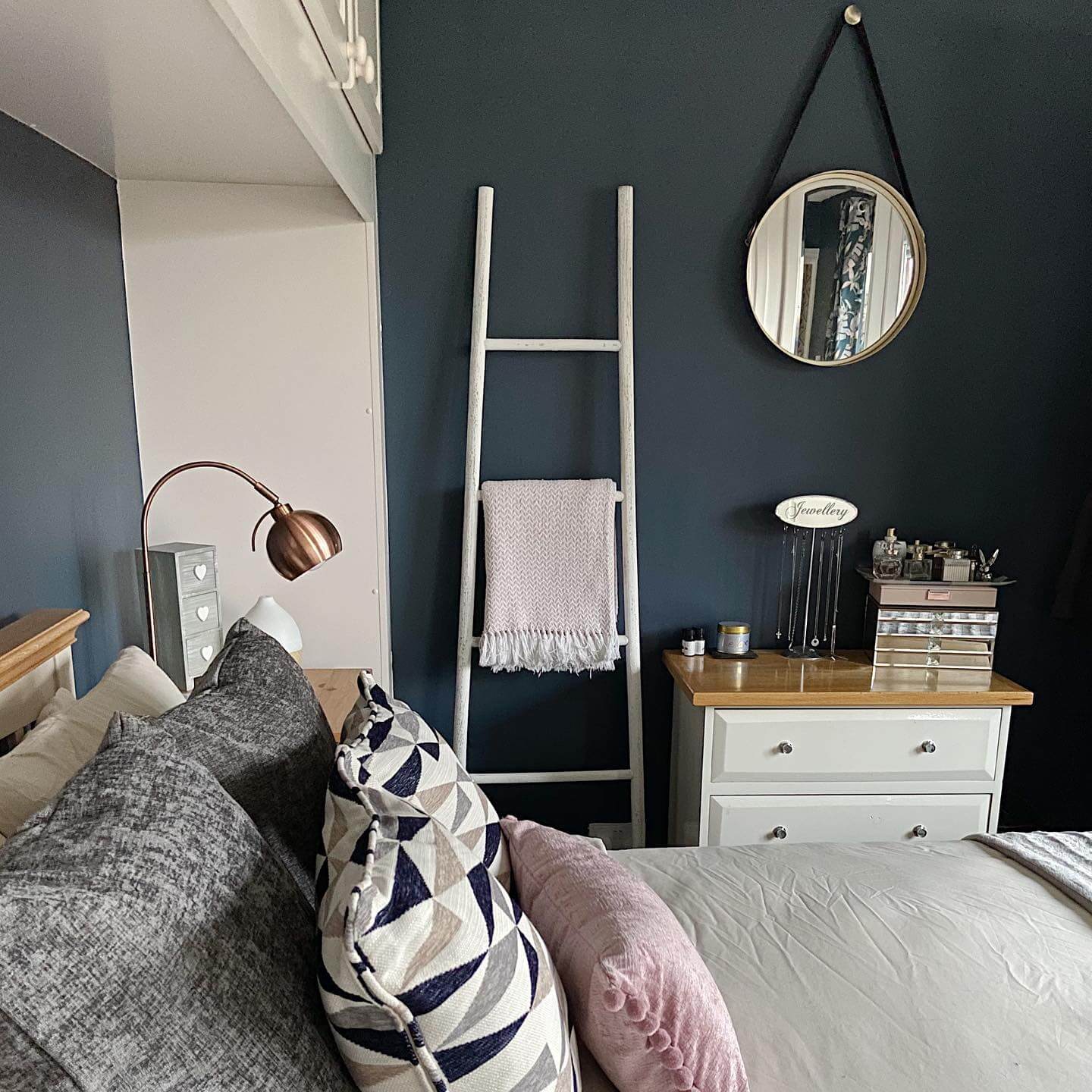 White Ladder Shelf Adds Cozy Texture to Navy Walls