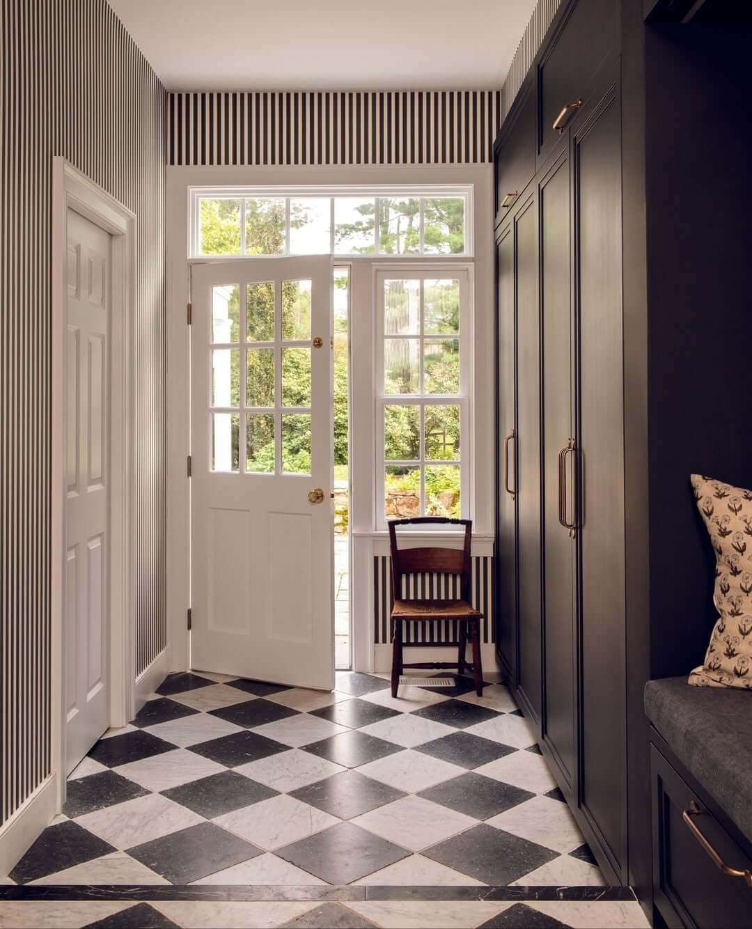 Vertical Stripes Wallpaper for a Dramatic Hallway