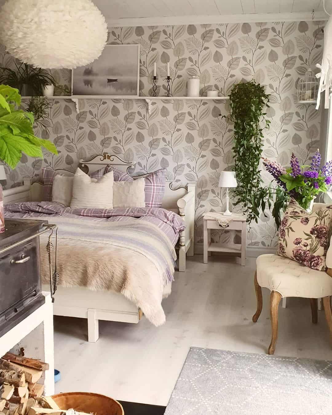 Leaf Pattern Wallpaper Creates a Soft, Organic Backdrop