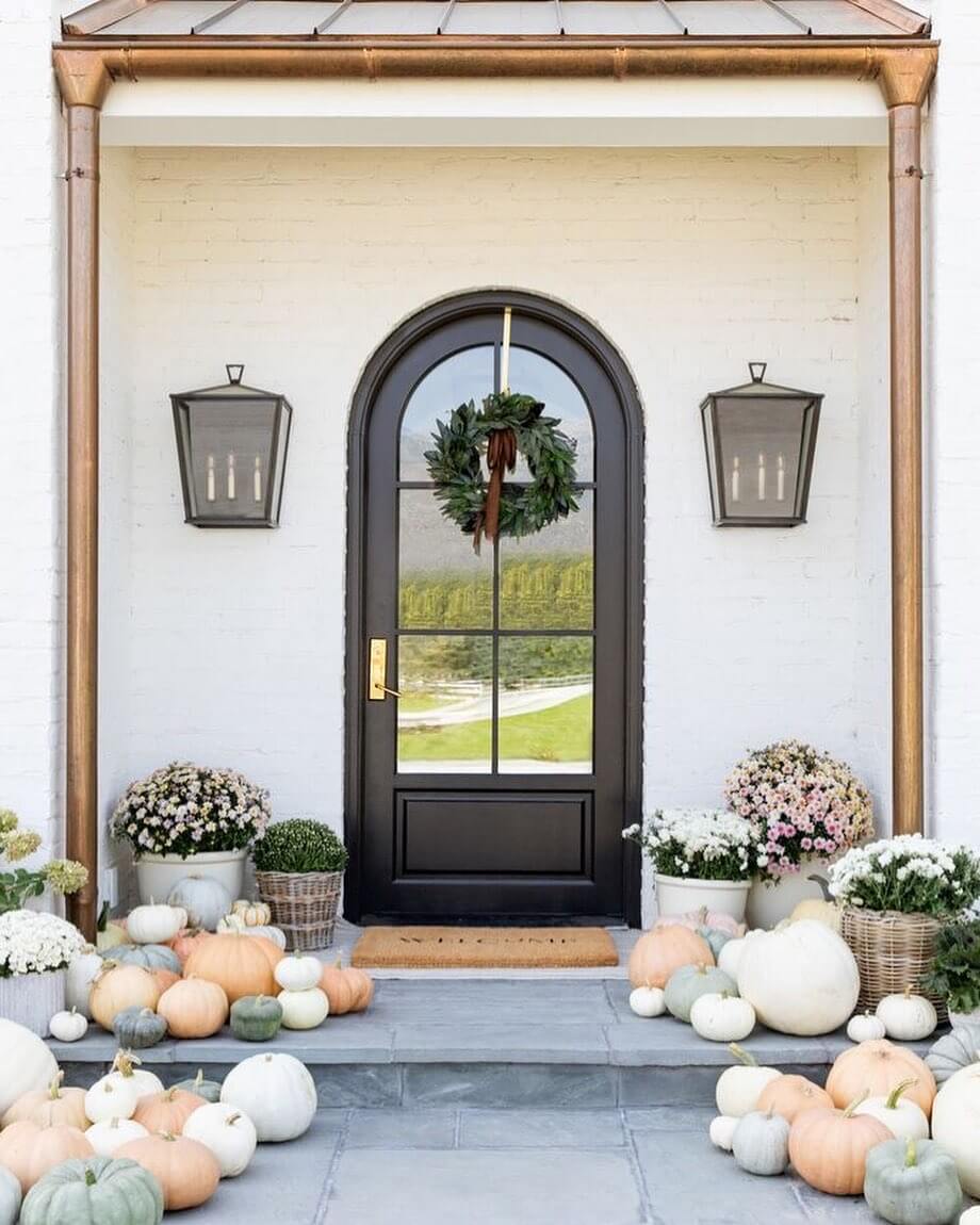 Muted Pumpkins and Mums Create a Welcoming Fall Scene