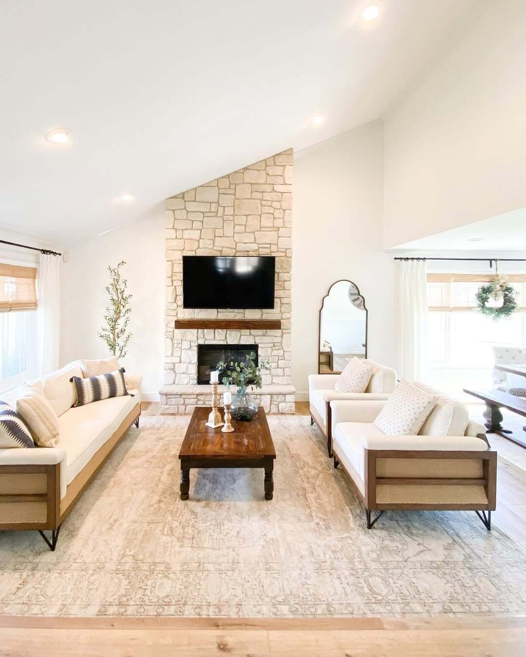Arched Mirror Adds a Dramatic Vertical Element