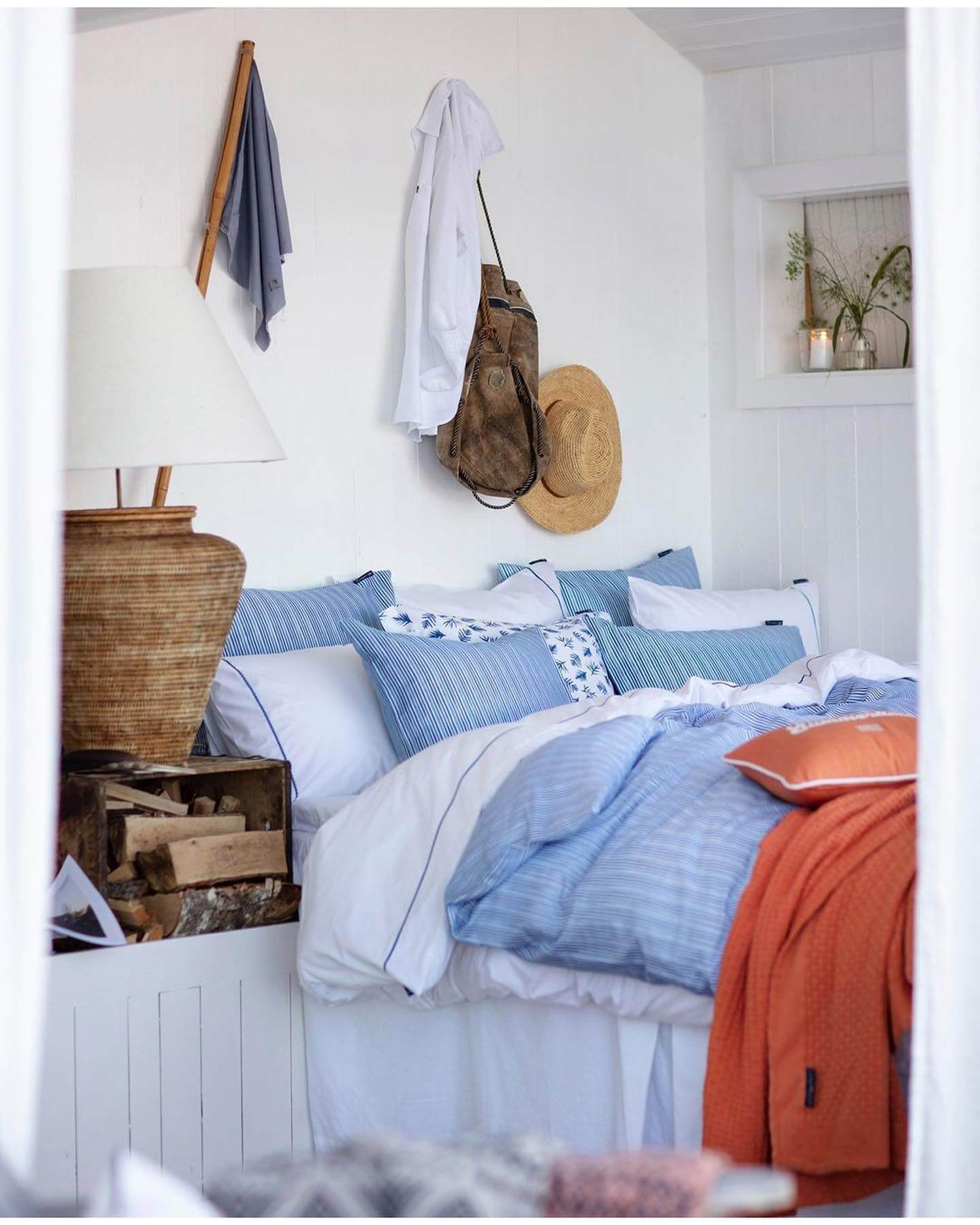 Woven Lamp Base Adds Natural Texture to Bedside Table