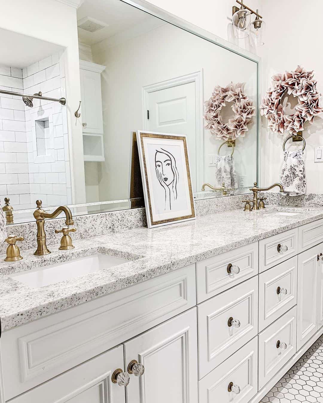Framed Line Art Adds a Minimalist Touch to the Countertop