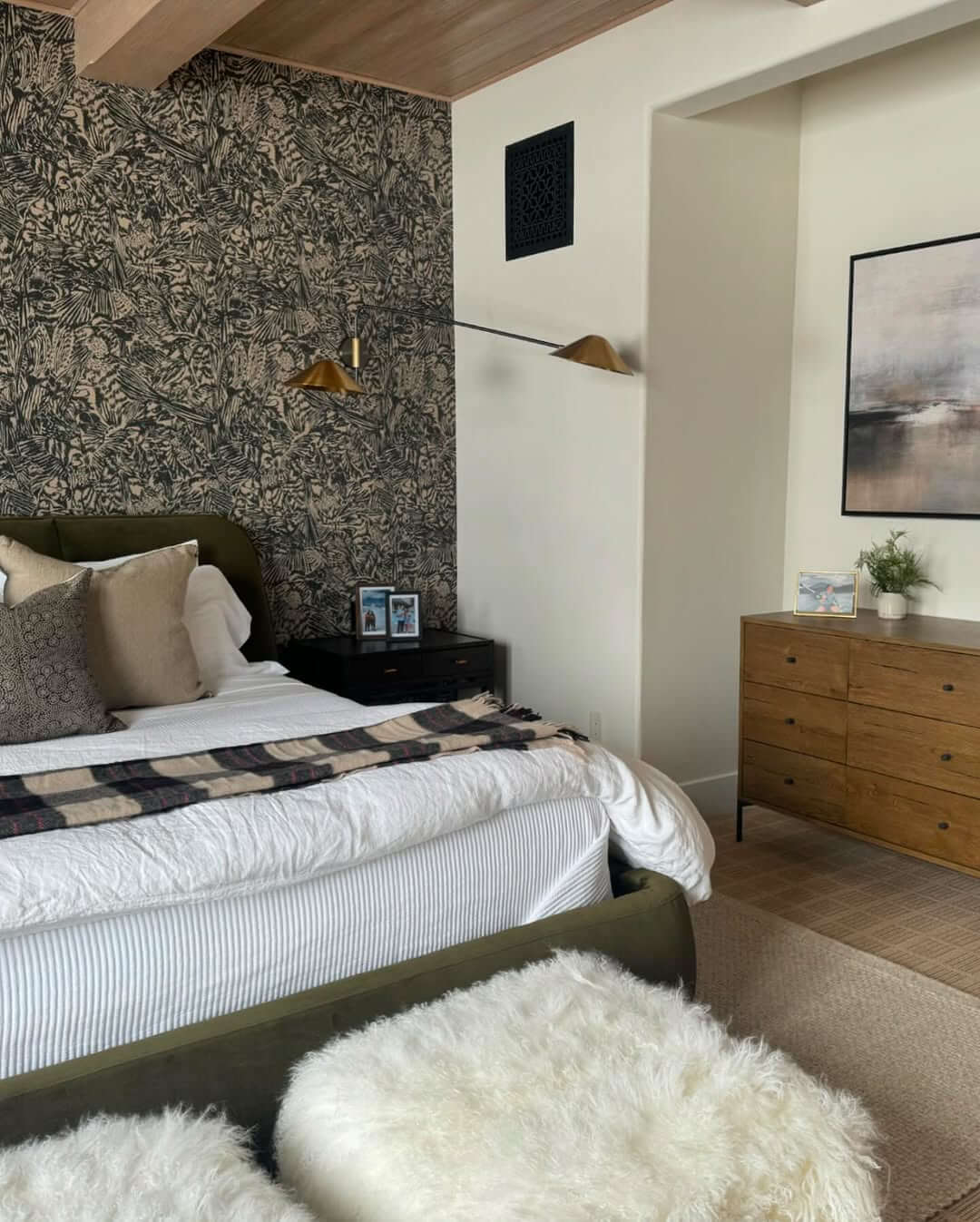 Bold Black and Beige Pattern Wallpaper for a Dramatic Accent Wall