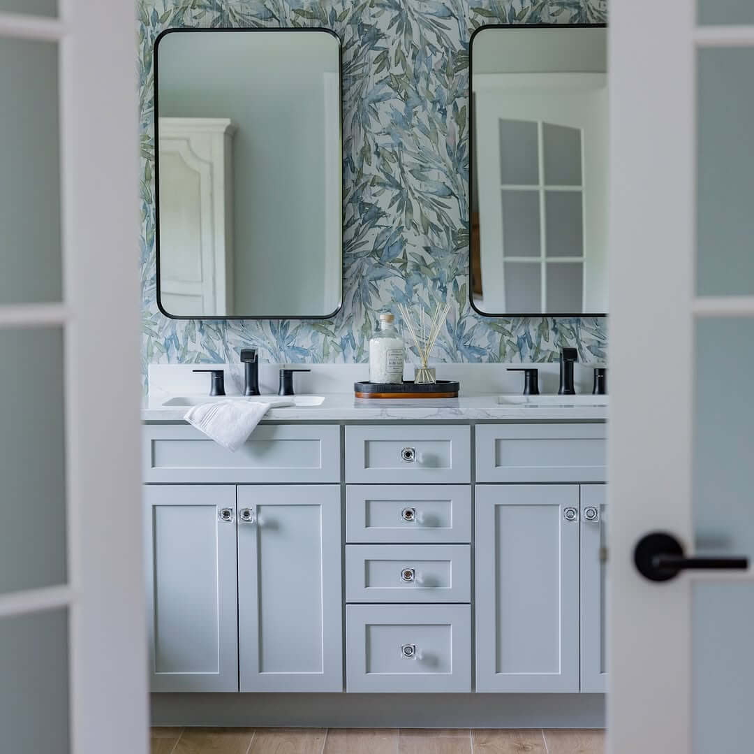 Leafy Blue and Green Wallpaper Creates a Serene Backdrop