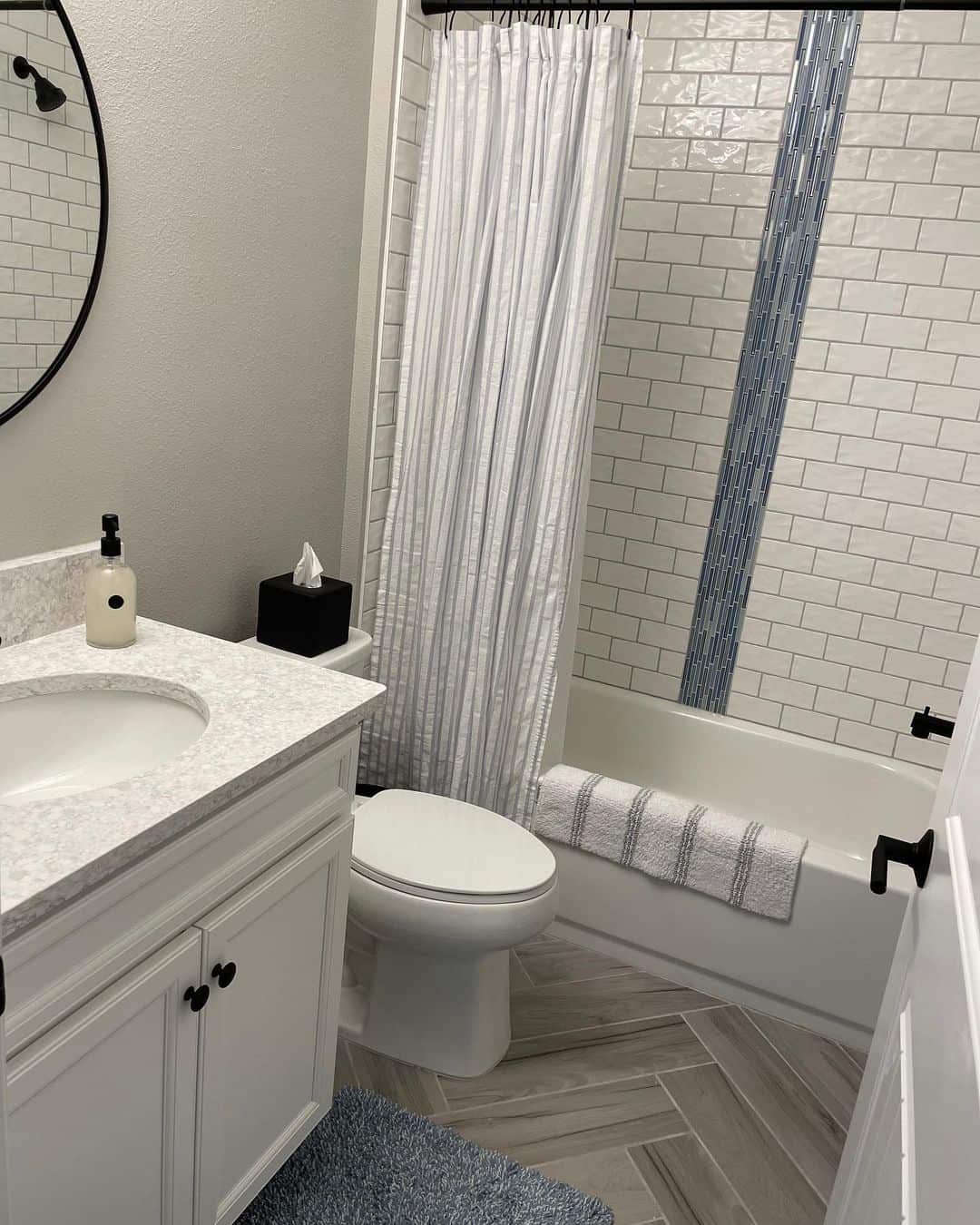 Vertical Blue Glass Tile Accent Adds a Coastal Pop