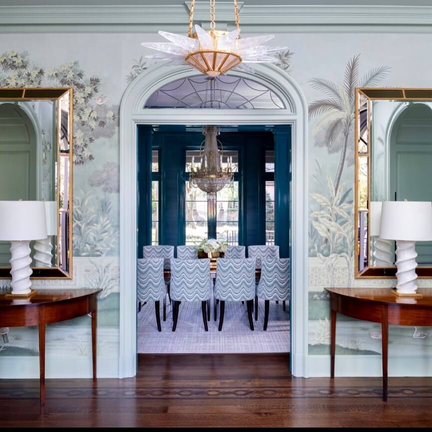 Chinoiserie Mural Wallpaper Creates a Dramatic Entry