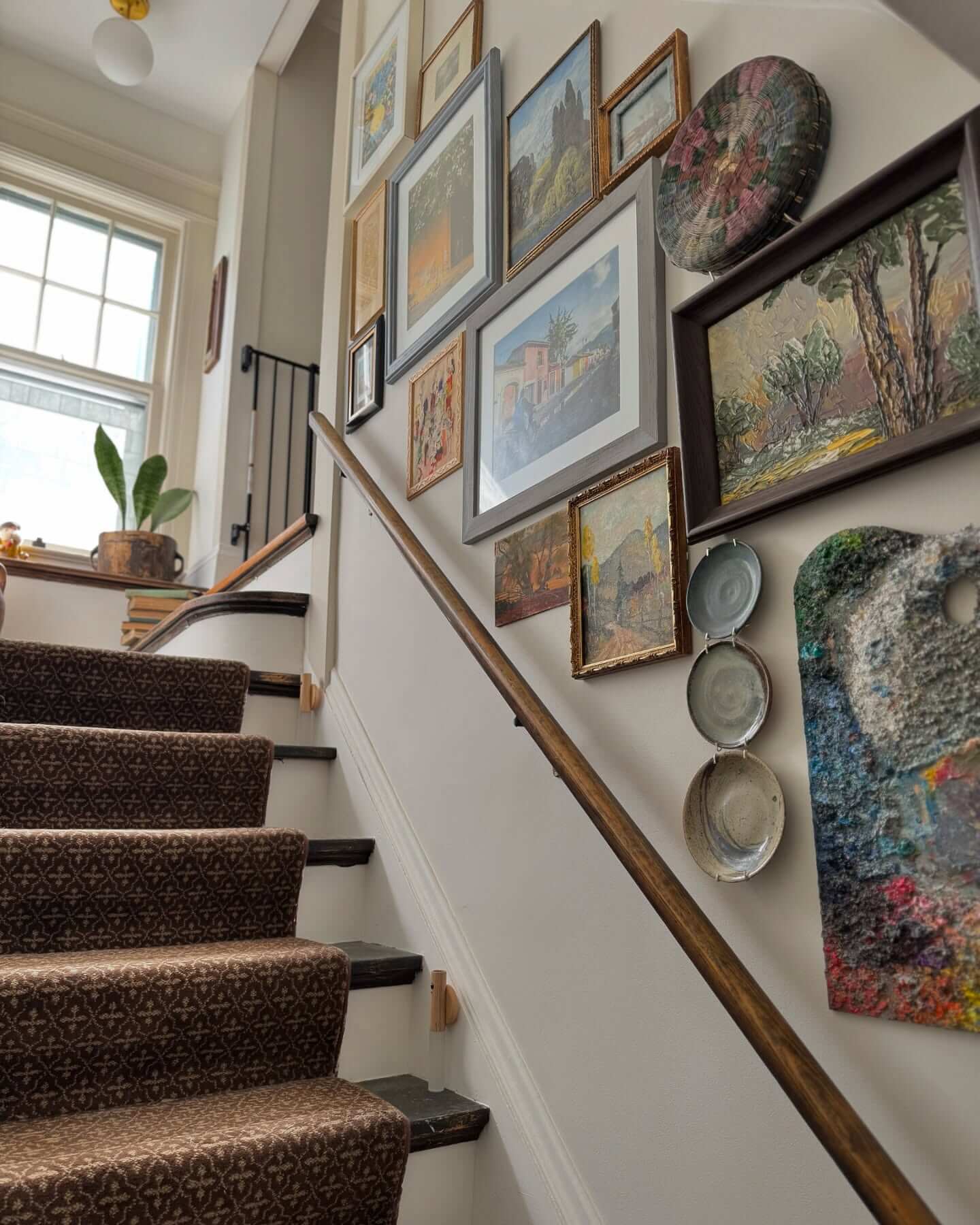 Stacking Plates as a Vertical Art Element
