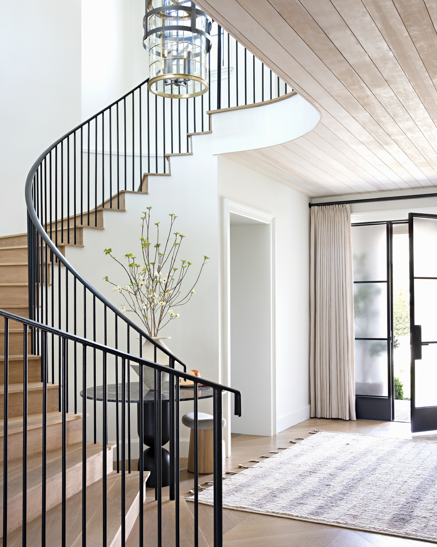 Sculptural Pedestal Table Adds an Artistic Touch to Entryways