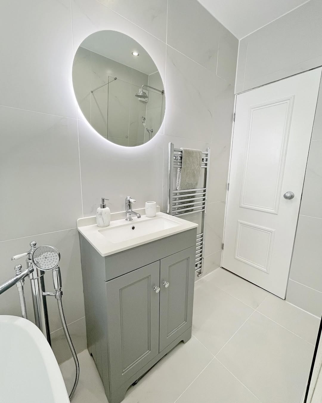 Timeless Style with a Grey Shaker Vanity and Round Knobs