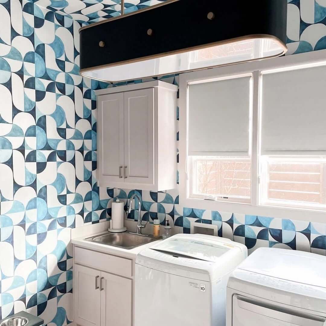 Achieve a Retro Vibe with Geometric Blue and White Wallpaper