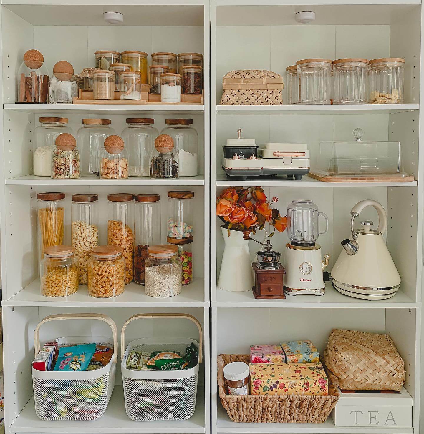 White Mesh Baskets With Wood Handles for Snacks and Packaged Goods