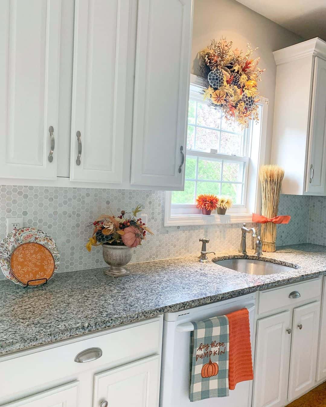 Tiny Hexagon Tiles Create a Speckled Backdrop