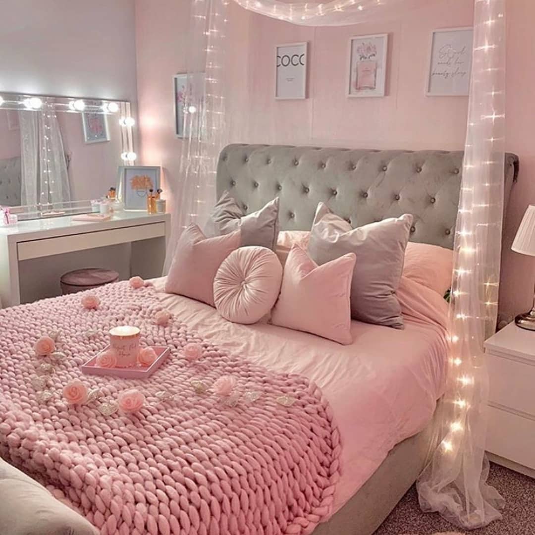 Chunky Pink Knit Throw Adds Cozy Texture to a Pink Bed