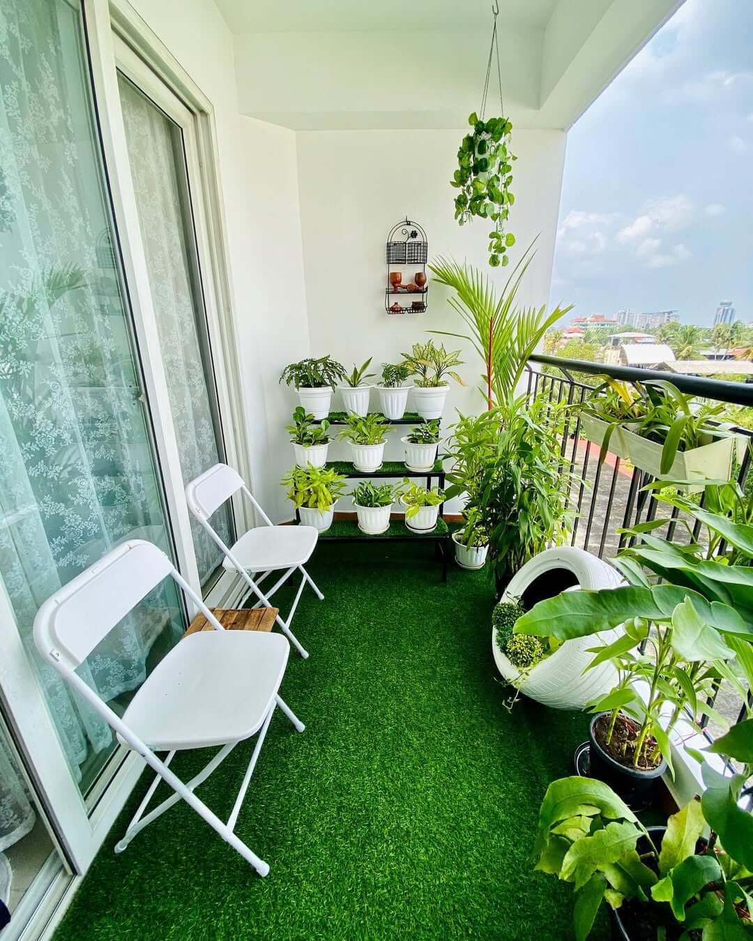 Opt for Simple Seating with White Folding Chairs