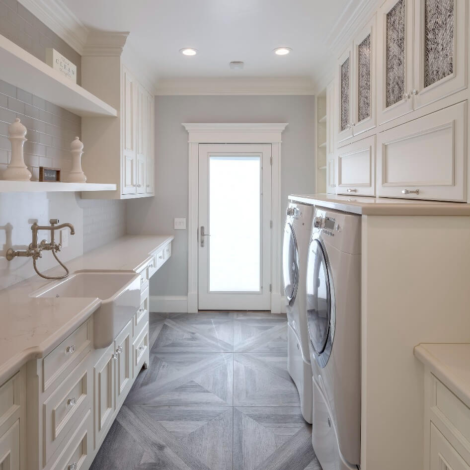 White Shaker Cabinets With Decorative Glass Doors