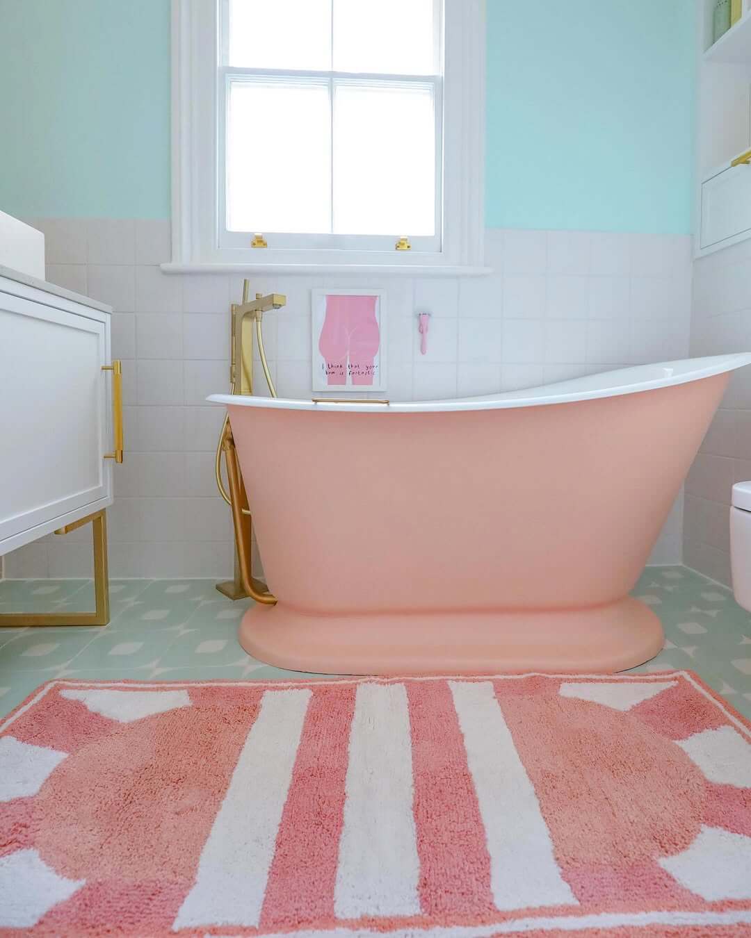 Peach Clawfoot Tub for a Bold Statement