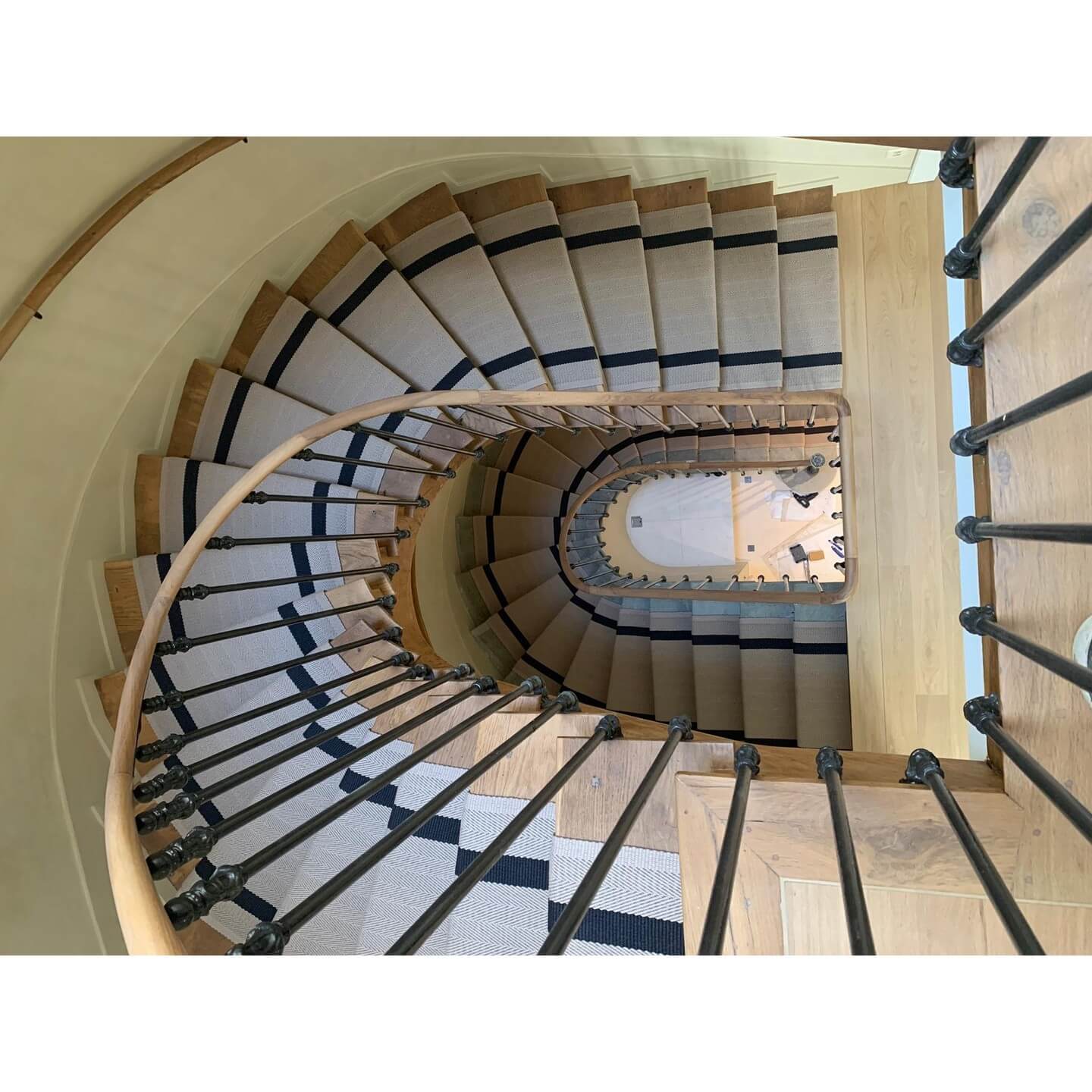 Navy Stripe Runner Adds Graphic Definition to Curved Stairs