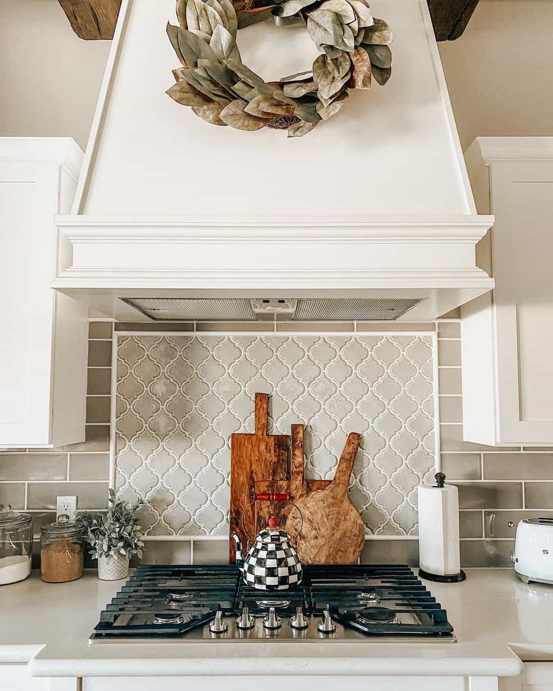 Delicate Geometry with Quatrefoil Tiles