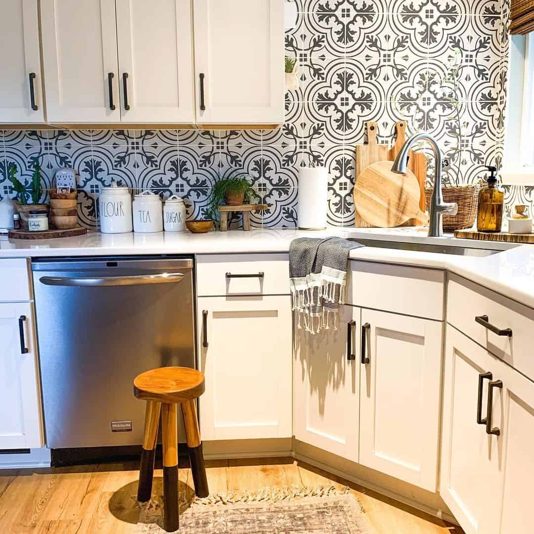 Black and White Patterned Tiles Add a Moroccan Flair