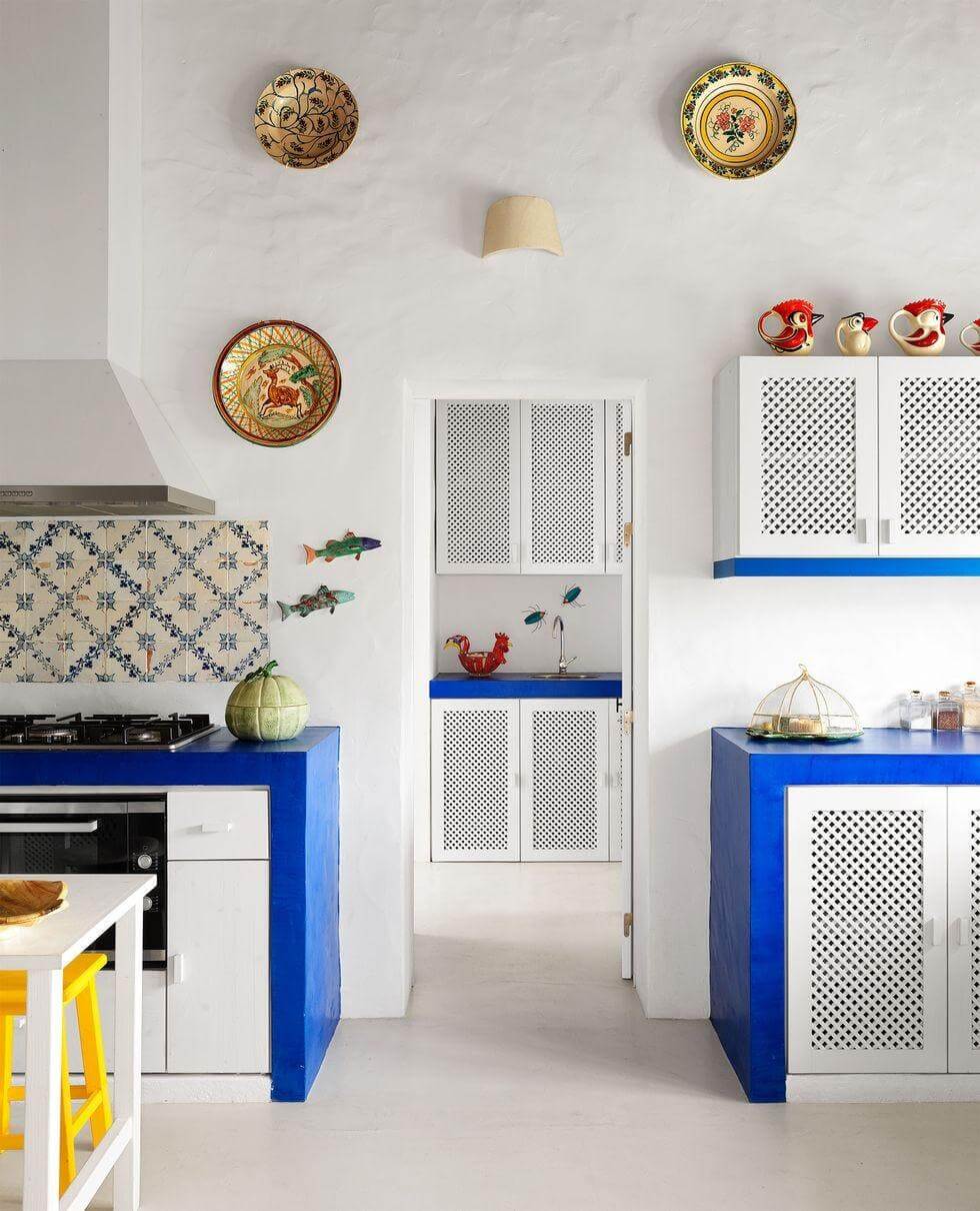 Decorative Plates Add Artistic Flair Above Kitchen Cabinets