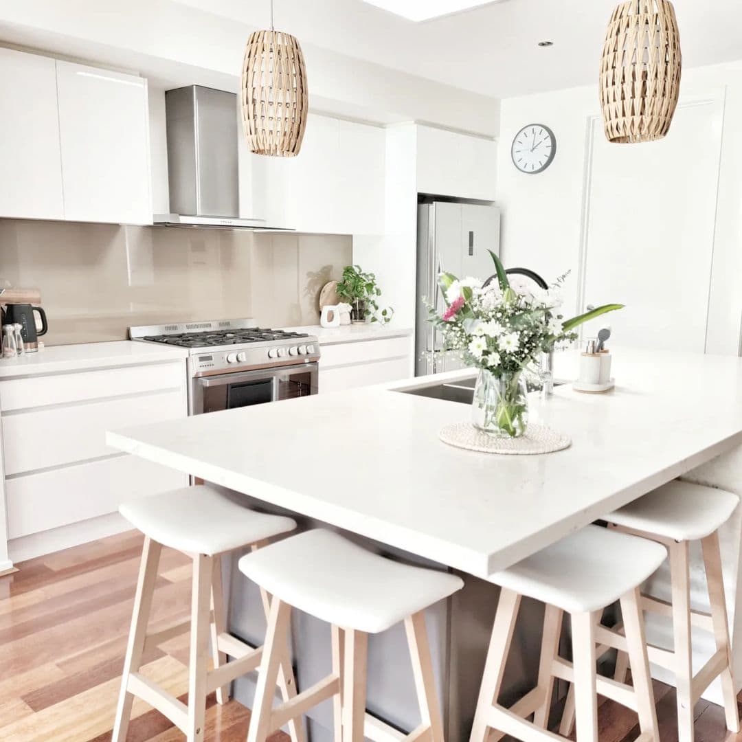 White Cabinets with Integrated Recessed Pulls for a Minimalist Aesthetic