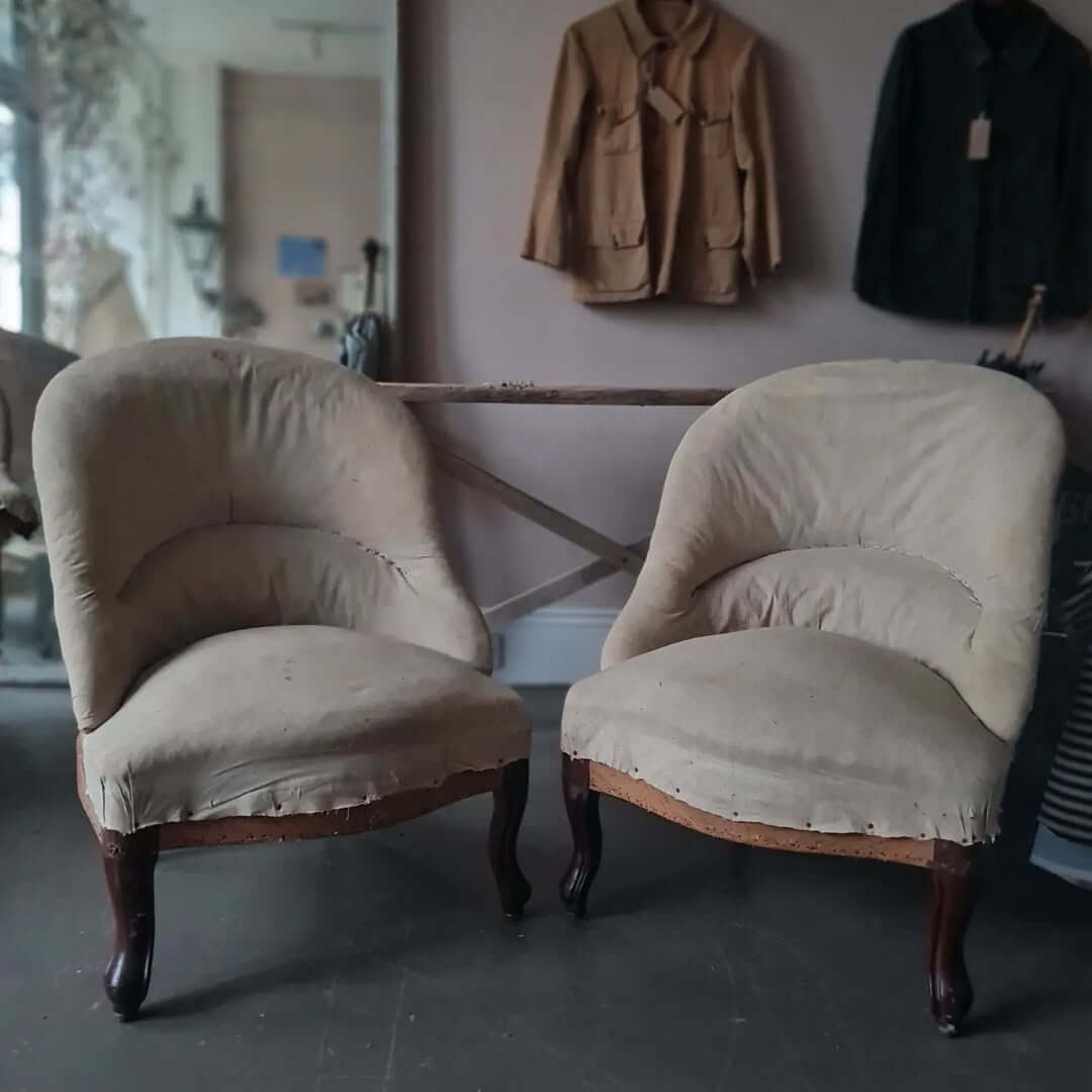Vintage-Inspired Curved Chairs with Wood Bases