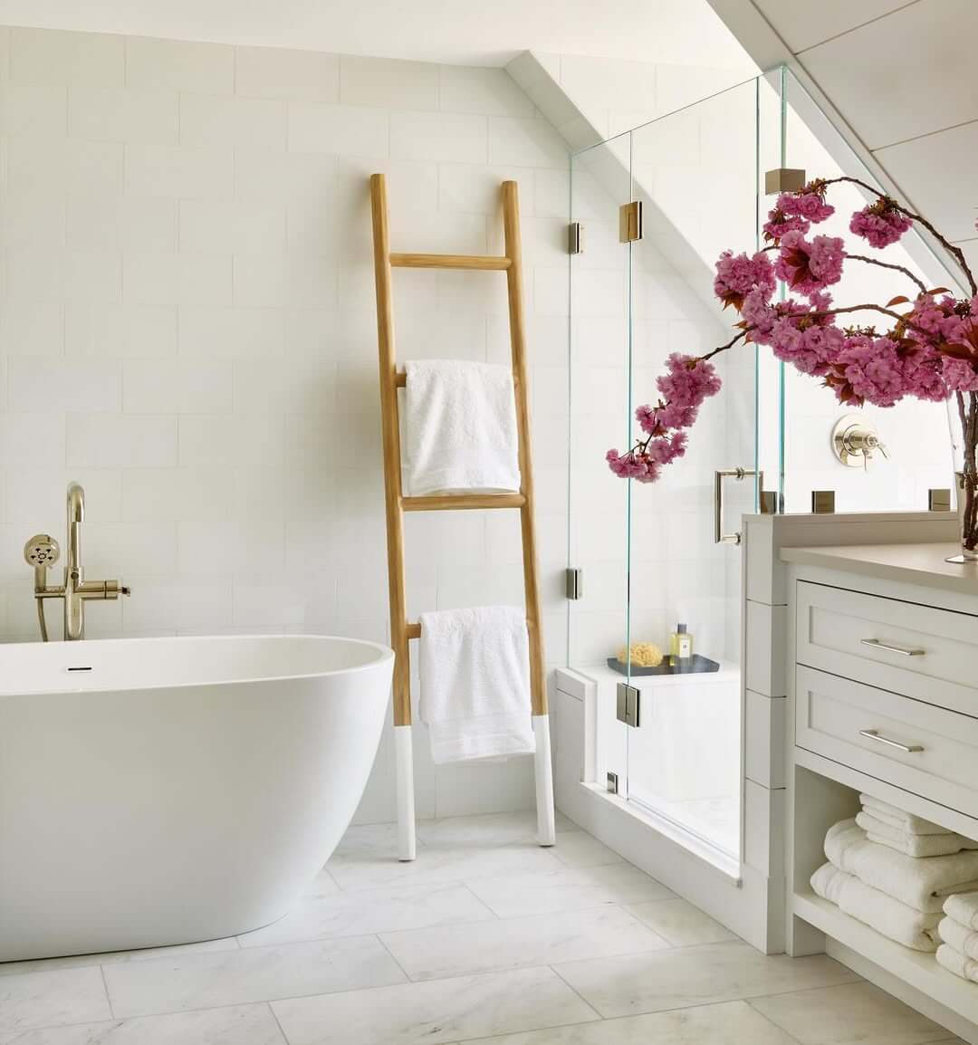 Wooden Ladder Offers Casual Towel Display Next to Tub